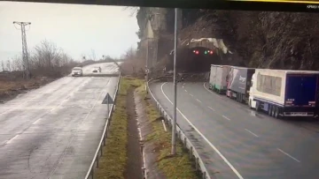 Artvin’de Kopmuş Tüneli girişindeki heyelan kameralara saniye saniye yansıdı