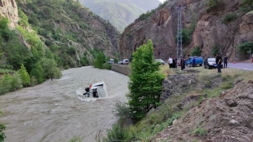 Artvin’de nehre düşen kamyonetin sürücüsünü arama çalışmaları sürüyor
