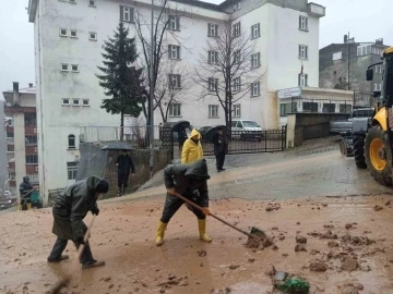 Artvin’de şiddetli yağışlar Borçka ve Murgul ilçelerinde su taşkınlarına ve heyelanlara neden oldu
