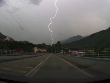 Artvin’de yıldırım düşme anı araç kamerasına yansıdı
