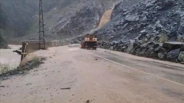 Artvin'de şiddetli yağış etkili oluyor