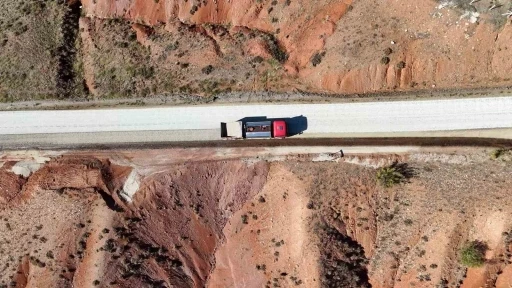 Asfaltlanan yol köylünün yüzünü güldürdü: &quot;Allah devletimize zeval vermesin&quot;
