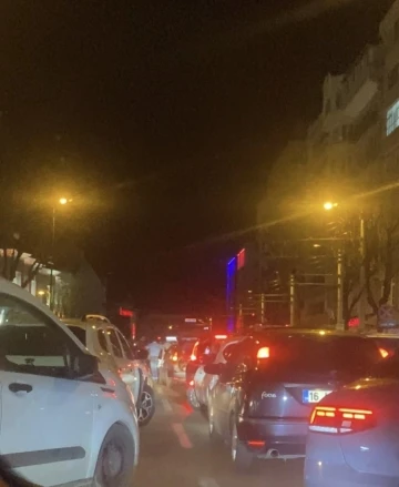 Bursa'da asker konvoyu trafiği durma noktasına getirdi