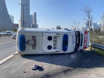 Ataşehir TEM’de otomobilin çarptığı ambulans sürüklenerek bariyerlere çarptı
