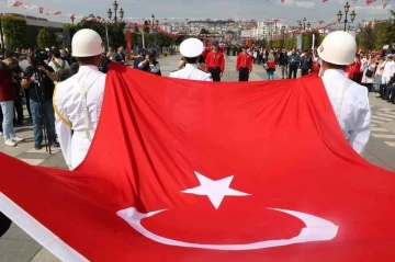 Atatürk’ü temsil eden bayrak karaya çıktı
