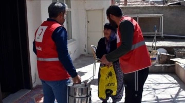 Atıl haldeki mutfağı faaliyete geçirerek hazırladıkları iftarlıkları depremzedelere ulaştırıyorlar