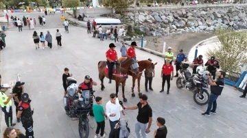 Atlı birlikler Tatvan sahilinde devriye attı
