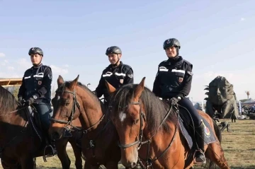 Atlı jandarma timine büyük ilgi
