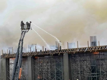 Avcılar’da inşaat alanında çıkan yangına ekiplerin müdahalesi sürüyor
