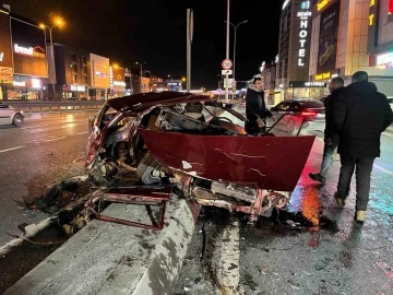 Avcılar E-5’te trafik kazasında otomobil hurda yığınına döndü: 2 yaralı
