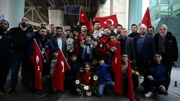 Avrupa 3'üncüsü Serbest Güreş Milli Takımı, Ankara'da çiçeklerle karşılandı