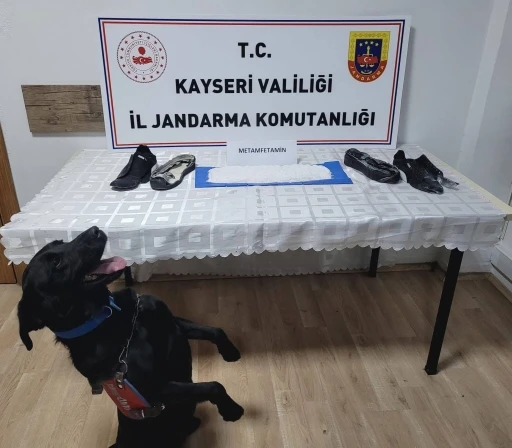 Ayakkabıya gizlenmiş 1 kilo uyuşturucu bulundu
