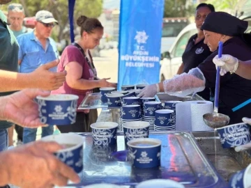 Aydın Büyükşehir Belediyesi’nden vatandaşlara aşure ikramı
