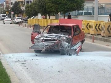 Aydınlatma direğine çarpan otomobil alev aldı