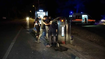 Aydınlatma direğine çarparak devrilen otomobilin içerisinde sıkıştı
