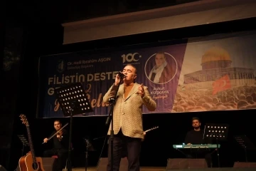 Aykut Kuşkaya Filistin’e destek gecesinde sahne aldı
