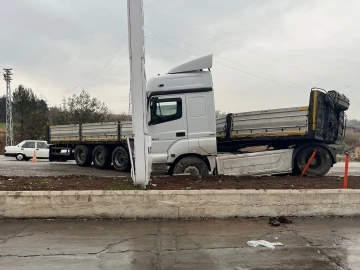 Aynı virajda 4 günde 2’nci tır kazası
