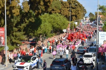 Ayvalık halkı Cumhuriyetin 100. yıldönümü için coşkuyla yürüdü
