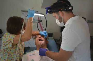 Ayvalık’ta Engel Tanımayan Diş Hekimleri’nden ağız ve diş terapisi
