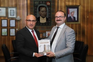 Azerbaycan Kars Başkonsolosu Guliyev’den Rektör Hacımüftüoğlu’na hayırlı olsun ziyareti
