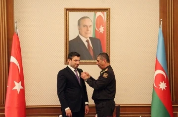 Azerbaycan Savunma Bakanı Hasanov’dan Selçuk Bayraktar’a madalya
