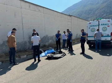 Babasını öldürüp polise teslim oldu
