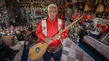 Bağlamaya ve kavala gönül veren aşık Mahrumi, hatıralarını evinin odasında yaşatıyor