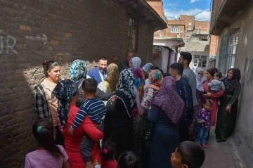 Bağlar Belediye Başkanı Beyoğlu, vatandaşlarla bir araya gelmeye devam ediyor
