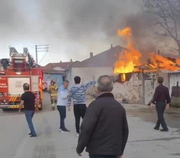 Bahçesindeki otları yakarken evini küle döndürdü