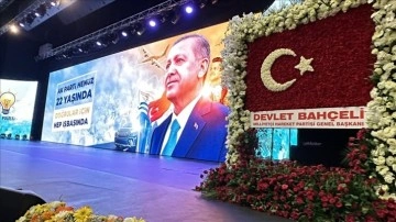 Bahçeli’den AK Parti'nin 22. kuruluş yıl dönümü için Türk bayraklı kutlama çiçeği