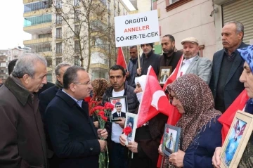 Bakan Bozdağ, Diyarbakır annelerini ziyaret etti: &quot;Çocukların hakkını kim arıyorsa biz onlarla beraberiz&quot;
