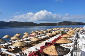 Bakan Ersoy: &quot;Halk plajlarımızda şezlong ve şemsiye hizmetlerimiz de emeklilerimize ücretsiz olarak sunulacak”
