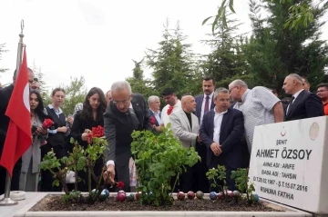 Bakan Uraloğlu, 15 Temmuz şehidi Ahmet Özsoy’u kabri başında andı
