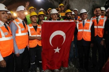 Bakan Uraloğlu: &quot;Dünyanın gıptayla baktığı projeleri başarıyla tamamladık ve hayata geçirdik&quot;
