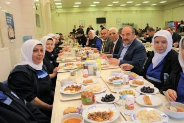 Bakan Varank, Bursa'da zeytin üreticisi ve çalışanlarıyla bir araya geldi 