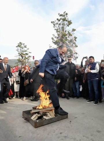 Bakan Varank, Hıdırellez ateşinin üzerinden atladı