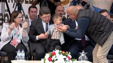 Bakan Yılmaz’dan, şehit madenci çocuğuna baba şefkati
