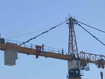 Bakırköy’de metro inşaatında paralarını alamayan işçiler kuleye çıkıp eylem yaptı
