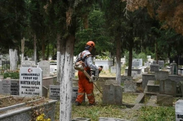 Balıkesir Büyükşehir, mezarlıkları bayrama hazırlıyor
