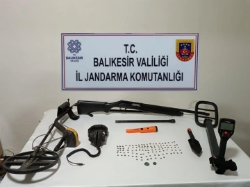 Balıkesir’de 3 şahsa tarihi eser operasyonu
