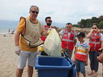 Balıkesir’de çevreciler plaj temizledi
