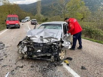 Balıkesir’de otomobiller kafa kafaya çarpıştı: 1 ölü, 1 yaralı