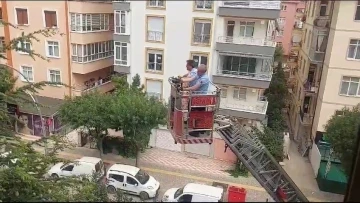 Balkona sıkışan güvercini itfaiye kurtardı
