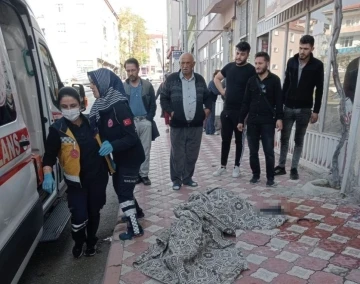 Balkondan düşen yaşlı adamın feci ölümü kamerada
