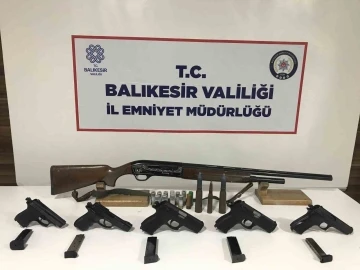 Bandırma’da çok sayıda ruhsatsız silah ele geçirildi