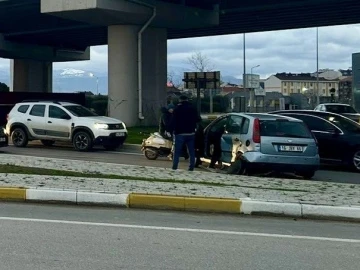 Bursa plakalı araç Bandırma'da kaza yaptı: 2 yaralı 