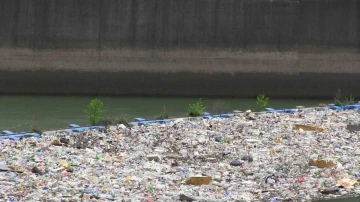 Baraj suları çekildi, çevre köylerden dökülen çöp ve kirli tabaka ortaya çıktı
