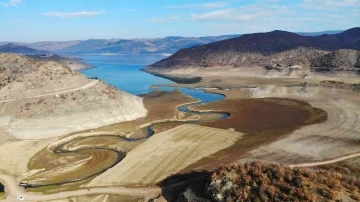 Barajda sular çekildi, toprakta derin çatlaklar oluştu
