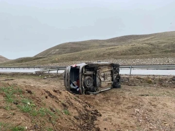 Bariyere çarpan araç takla attı, aynı aileden 3 kişi yaralandı
