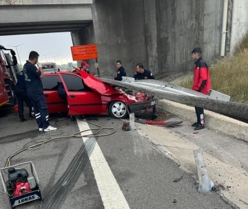 Bariyerlere çarpan otomobil hurdaya döndü: 1 yaralı
